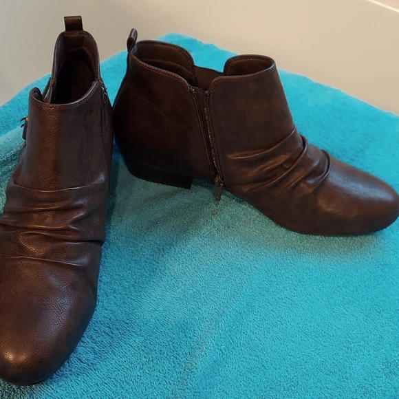 Cloudwalker Leather Like Brown Booties - Picture 4 of 7